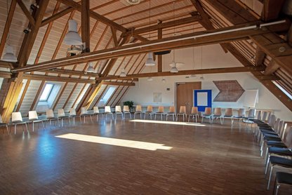 Blick in den großen Versammlungsraum im Dachgeschoss mit Stuhlkreis