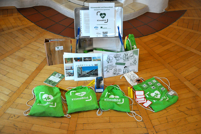 Die KlimaBild-Kiste Foto der geöffneten Klimabild-Kiste mit ausgebreiteten Materialien