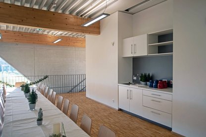 Blick auf die Küchenzeile in der Turn- und Mehrzweckhalle