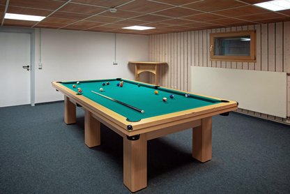 Blick in den Freizeitraum mit Billiardtisch