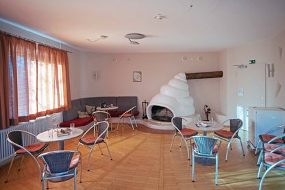 Blick in das gemütliche Aufenthaltszimmer mit Kamin und Sitzgelegenheiten